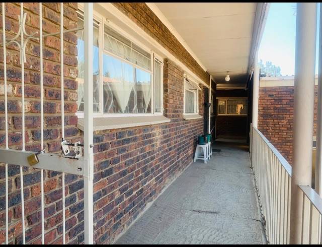 2 BEDROOM FLAT FOR SALE IN VEREENIGING CENTRAL